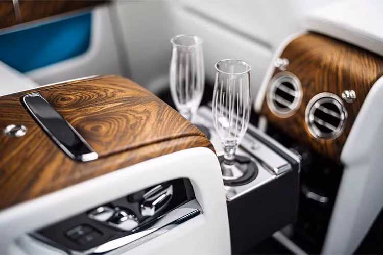 Tương tự mọi mẫu xe sang của Rolls-Royce khác, những gì sang trọng nhất trên Cullinan 2019 đều được tập trung ở hàng ghế sau bao gồm cấu hình Lounge Seat với ghế dài truyền thống, đủ chỗ cho 3 hành khách và có thể gập chỉnh điện. Tiếp đến là cấu hình Individual Seat với 2 ghế thương gia độc lập kèm các phụ kiện dành cho thương gia...