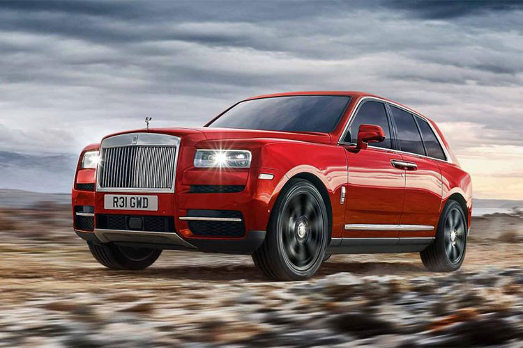 Chiếc xe cũng sẽ sở hữu các tuỳ chọn tiện nghi tương tự như Phantom, Rolls-Royce cho biết Cullinan được bán với giá từ 325.000 USD (tương đương khoảng 7,39 tỷ đồng), tất nhiên con số này chưa bao gồm các tuỳ chọn xa xỉ khác khi khách hàng mua chiếc SUV siêu sang này.