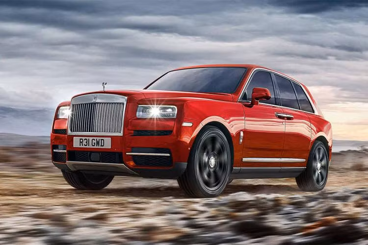 Chiếc xe cũng sẽ sở hữu các tuỳ chọn tiện nghi tương tự như Phantom, Rolls-Royce cho biết Cullinan được bán với giá từ 325.000 USD (tương đương khoảng 7,39 tỷ đồng), tất nhiên con số này chưa bao gồm các tuỳ chọn xa xỉ khác khi khách hàng mua chiếc SUV siêu sang này.