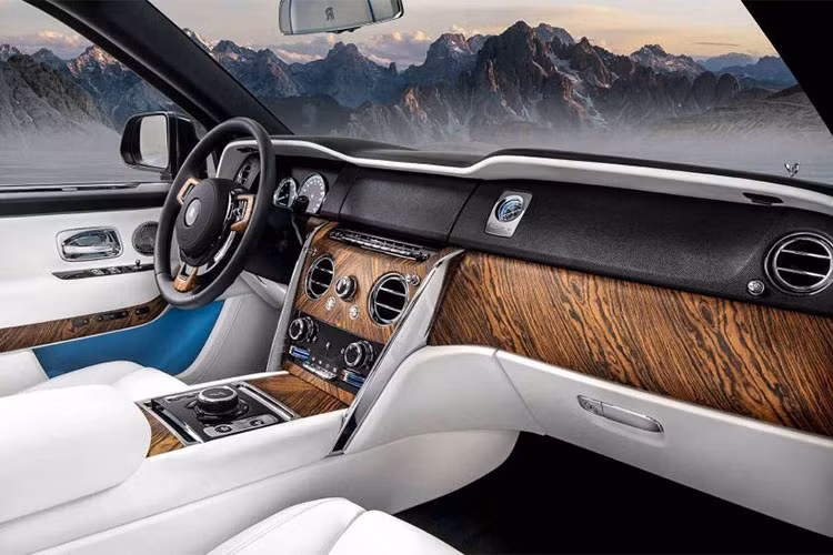 So với những mẫu xe Rolls-Royce khác, Cullinan 2019 được trang bị vô lăng dày dặn và nhỏ hơn. Trong khi đó, trên mặt táp-lô lần đầu tiên xuất hiện màn hình cảm ứng trung tâm dành cho hệ thống thông tin giải trí. Nếu không dùng màn hình này, người lái có thể chỉnh hệ thống thông tin giải trí thông qua núm xoay có biểu tượng Spirit of Ecstasy trên cụm điều khiển trung tâm.
