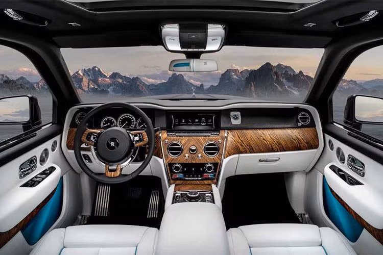 Giống như nhiều mẫu xe siêu sang của Rolls-Royce, bên trong nội thất của Cullinan 2019 được trang bị nội thất khá ấn tượng ngay từ cái nhìn đầu tiên. Cụ thể, ghế lái của Rolls-Royce Cullinan 2019 có tính năng sưởi và thông khí để đảm bảo cảm giác thoải mái nhất cho người lái, bảng đồng hồ kỹ thuật số thế hệ mới nhất và vô lăng bọc da/ốp gỗ.