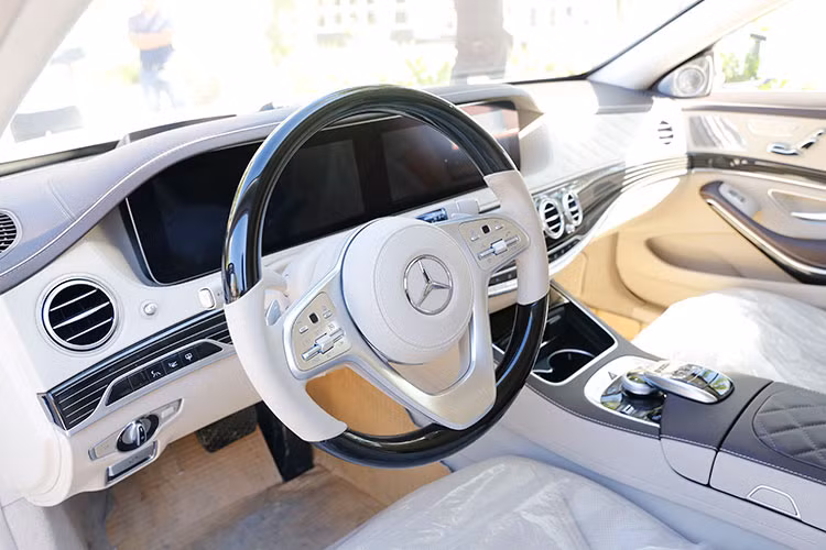 Về thiết kế bên trong nội thất của Mercedes-Maybach S560 4Matic 2018, nó được hãng xe sang Đức trang bị da Nappa cao cấp với nhiều màu cho các khách hàng lựa chọn như đen, vàng Silk, nâu hạt dẻ, vàng Porcelain, xám Magma và nâu Mahogany. Gỗ ốp là loại Designo chuyên dùng sản xuất đàn Pianno...