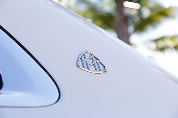 Ngoài ra, sự hiện diện của logo thương hiệu Maybach sang trọng xuất hiện trên lưới tản nhiệt cùng logo hai chữ M lồng kép trên cột C càng tăng thêm sự cuốn hút, sang trọng và gây ấn tượng mạnh mẽ với người sử dụng.