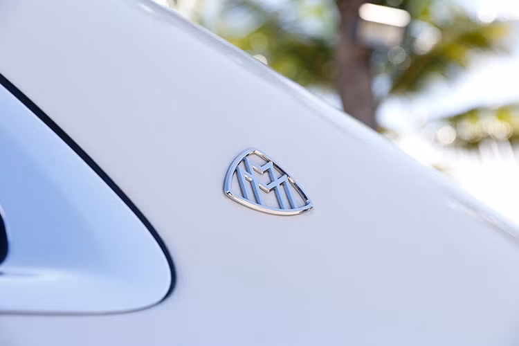 Ngoài ra, sự hiện diện của logo thương hiệu Maybach sang trọng xuất hiện trên lưới tản nhiệt cùng logo hai chữ M lồng kép trên cột C càng tăng thêm sự cuốn hút, sang trọng và gây ấn tượng mạnh mẽ với người sử dụng.