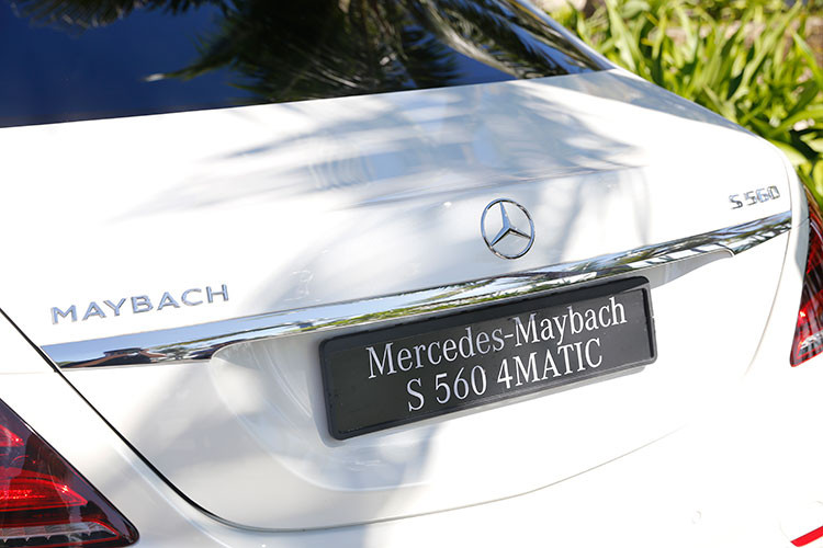 Vẫn giữ nguyên thiết kế đèn pha gồm 3 thanh LED sát như như các mẫu xe trước đây nhưng điểm đặc biệt trong mẫu xe sedan hạng sang này là sử dụng đèn pha công nghệ mới Multibeam LED. Ngoài ra, trên phiên bản thay thế cho S500 này - Mercedes-Maybach S560 mới cũng sở hữu chiều dài tới 5,46m cùng trục cơ sở 3,365mm.