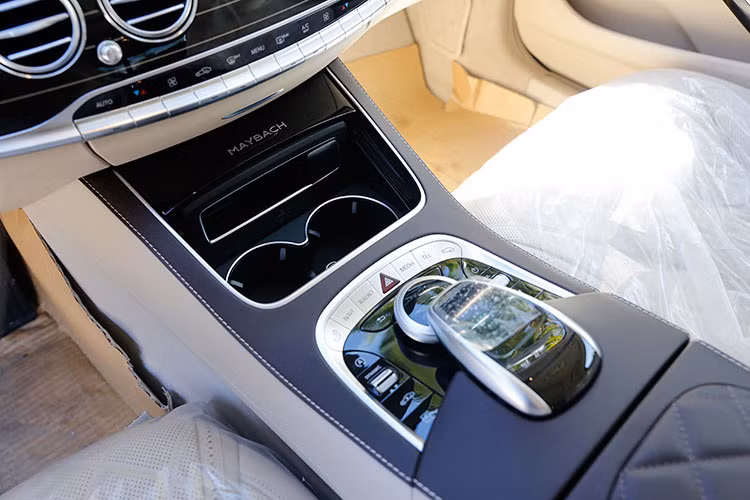 Mercedes-Maybach S560 4Matic sử dụng động cơ V8, dung tích 4,0 lít, tăng áp kép, tạo ra công suất tối đa 463 mã lực và mô-men xoắn cực đại 700 Nm. Động cơ kết hợp cùng hộp số tự động 9 cấp 9G Tronic và hệ dẫn động 4 bánh toàn thời gian, nhờ đó, Mercedes-Maybach S560 4Matic chỉ mất thời gian 5,8 giây để tăng tốc từ vị trí xuất phát lên 100 km/h.