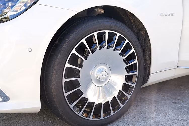 Khác với phiên bản thường, Mercedes-Maybach S560 2018 sẽ được trang bị bộ la — zăng và các cột được mạ crom có thiết kế khác biệt hơn. Cùng với kết hợp 4 ống xả có khung mạ crom kéo dài theo chiều rộng của đuôi xe giúp xe thêm phần nổi bật ở những con phố đông người.