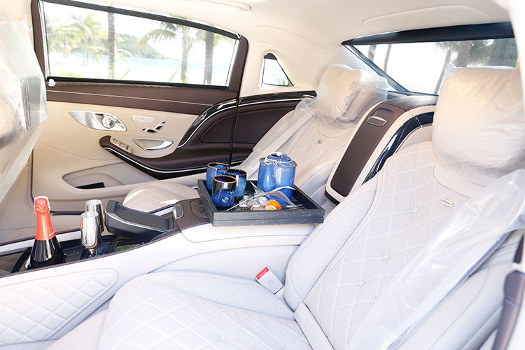 Hành khách ở hàng ghế sau có thể tận hưởng chuyến đi một cách thoải mái nhất. Ghế ở hàng sau hạng thương gia, tích hợp massage, đệm từ bắp chân cũng như hai bàn làm việc gập cơ. Bên cạnh đó là ngăn đựng ly với 2 ly champagne bằng bạc. Hai màn hình HD gắn trên tựa đầu ghế trước phục vụ giải trí và điều chỉnh nhiều chức năng của xe.