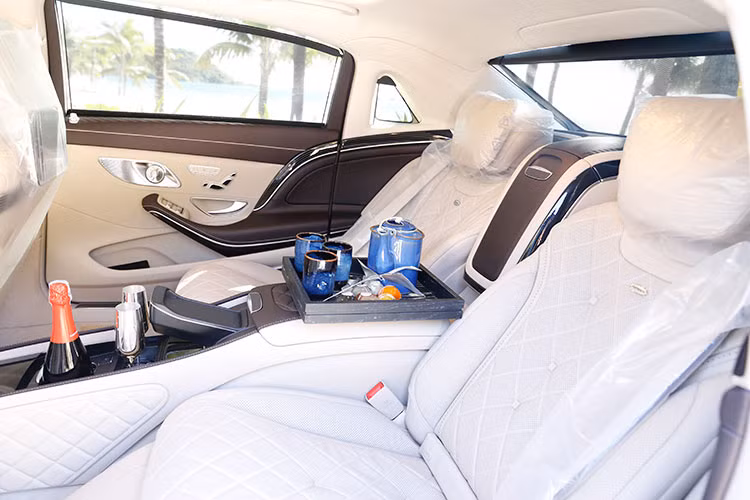 Hành khách ở hàng ghế sau có thể tận hưởng chuyến đi một cách thoải mái nhất. Ghế ở hàng sau hạng thương gia, tích hợp massage, đệm từ bắp chân cũng như hai bàn làm việc gập cơ. Bên cạnh đó là ngăn đựng ly với 2 ly champagne bằng bạc. Hai màn hình HD gắn trên tựa đầu ghế trước phục vụ giải trí và điều chỉnh nhiều chức năng của xe.