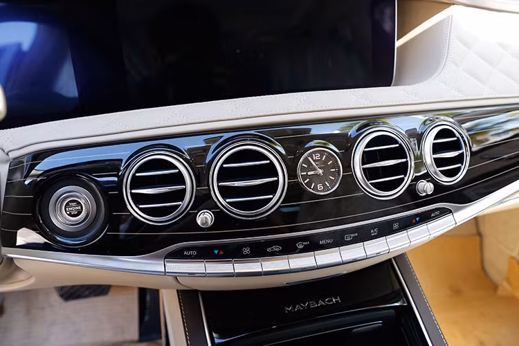 Khác với thiết kế trước đây, S560 trang bị vô lăng 3 chấu mang phong cách thể thao với dòng chữ Maybach nổi bật. Trên vô lăng được tích hợp các cụm phím điều khiển hiện đại, bố trí khá lạ mắt. Bảng điều khiển trung tậm được đặt ở giữa, có thiết kế mới cuốn hút hơn.