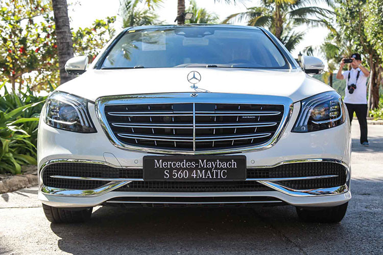 Về tổng quan, mẫu siêu xe sang Mercedes-Maybach S560 2018 sẽ vẫn giữ nguyên phong cách thiết kế đặc trưng của các phiên bản trước đây nhưng có một số cải tiến về ngoại nội thất cũng như động cơ. Cụ thể xe trang bị lưới tản nhiệt gồm 3 thanh kép nằm ngang sáng bóng, thanh dọc nổi, ẩn mạ crom không gỉ.