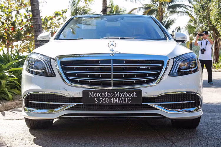 Về tổng quan, mẫu siêu xe sang Mercedes-Maybach S560 2018 sẽ vẫn giữ nguyên phong cách thiết kế đặc trưng của các phiên bản trước đây nhưng có một số cải tiến về ngoại nội thất cũng như động cơ. Cụ thể xe trang bị lưới tản nhiệt gồm 3 thanh kép nằm ngang sáng bóng, thanh dọc nổi, ẩn mạ crom không gỉ.