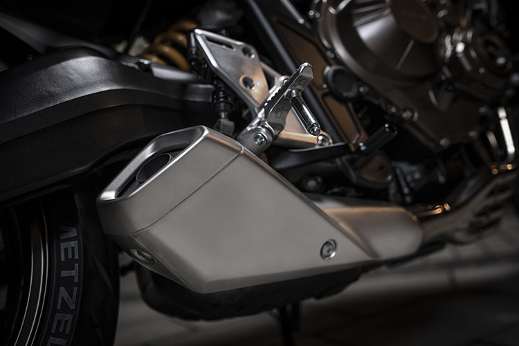 CB650R sở hữu cặp mâm 5 chấu chữ Y bằng nhôm đúc tương tự như bản concept. Xe sử dụng bộ lốp kích thước 120/70-ZR17 ở bánh trước và 180/55-ZR17 ở bánh sau. Hệ thống xả thải của CB650R được thiết kế lại với cửa ống xả với kích thước lớn hơn, giúp tối ưu hoá lượng khí thoát ra, mang lại âm thanh đầy phấn khích khi vận hành.