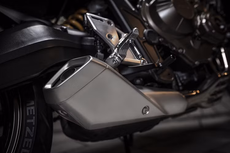 CB650R sở hữu cặp mâm 5 chấu chữ Y bằng nhôm đúc tương tự như bản concept. Xe sử dụng bộ lốp kích thước 120/70-ZR17 ở bánh trước và 180/55-ZR17 ở bánh sau. Hệ thống xả thải của CB650R được thiết kế lại với cửa ống xả với kích thước lớn hơn, giúp tối ưu hoá lượng khí thoát ra, mang lại âm thanh đầy phấn khích khi vận hành.