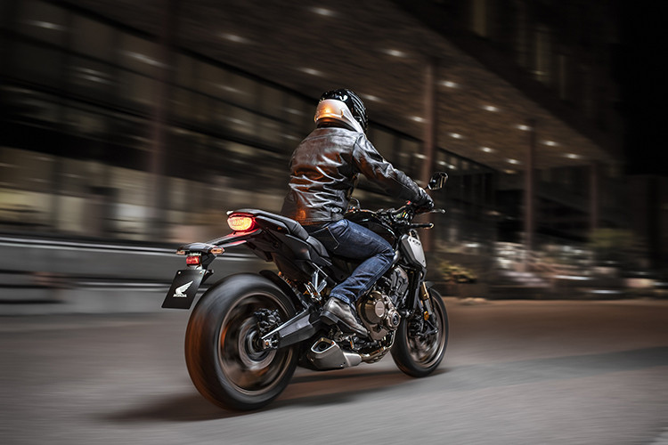 Nhờ sự điều chỉnh này, động cơ trên CB650R có khả năng vận hành mạnh mẽ, bền bỉ hơn với mô men xoắn tăng ổn định và êm ái khi vòng tua máy tăng cao. Bên cạnh đó, động cơ này còn sản sinh ra âm thanh có sự khác biệt so với các động cơ 4 xy-lanh khác. Xe được trang bị hộp số 6 cấp với ly hợp chống khóa bánh khi dồn số gấp (slipper clutch).