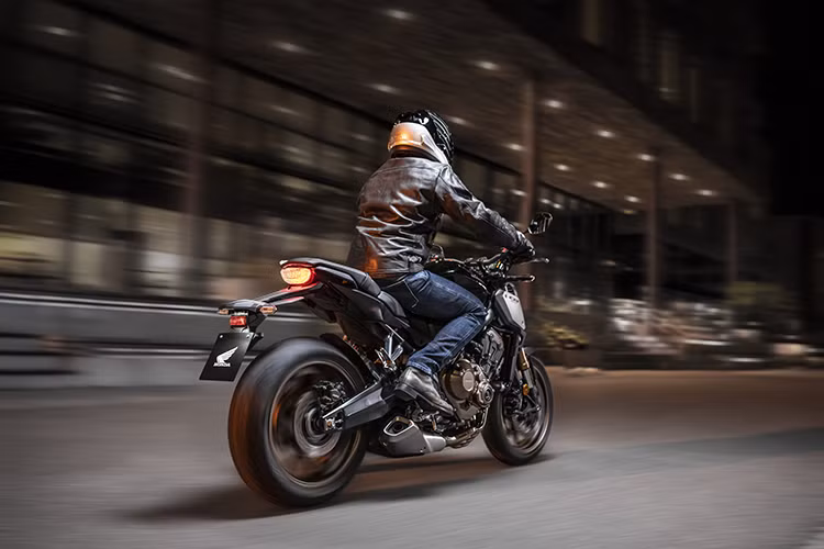 Nhờ sự điều chỉnh này, động cơ trên CB650R có khả năng vận hành mạnh mẽ, bền bỉ hơn với mô men xoắn tăng ổn định và êm ái khi vòng tua máy tăng cao. Bên cạnh đó, động cơ này còn sản sinh ra âm thanh có sự khác biệt so với các động cơ 4 xy-lanh khác. Xe được trang bị hộp số 6 cấp với ly hợp chống khóa bánh khi dồn số gấp (slipper clutch).