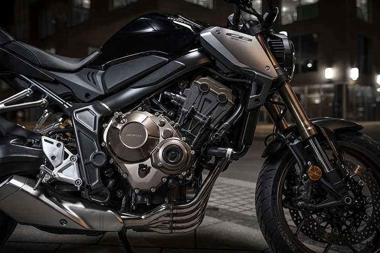 CB650R Neo Sport Cafe mới được chia sẻ động cơ 4 xy-lanh thẳng hàng DOHC, dung tích 649 cc của CB650F. Tuy nhiên, các kỹ sư của Honda đã tinh chỉnh lại khối động cơ này, xe không còn bị mất mô-men xoắn ở dải tua thấp và mang lại công suất cao hơn 5% ở dải tua cao. Động cơ mới này sản sinh công suất 94 mã lực tại 12.000 vòng/phút và mô-men xoắn cực đại 64 Nm tại 8.500 vòng/phút.