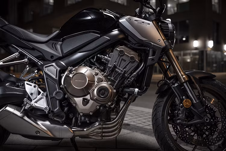 CB650R Neo Sport Cafe mới được chia sẻ động cơ 4 xy-lanh thẳng hàng DOHC, dung tích 649 cc của CB650F. Tuy nhiên, các kỹ sư của Honda đã tinh chỉnh lại khối động cơ này, xe không còn bị mất mô-men xoắn ở dải tua thấp và mang lại công suất cao hơn 5% ở dải tua cao. Động cơ mới này sản sinh công suất 94 mã lực tại 12.000 vòng/phút và mô-men xoắn cực đại 64 Nm tại 8.500 vòng/phút.