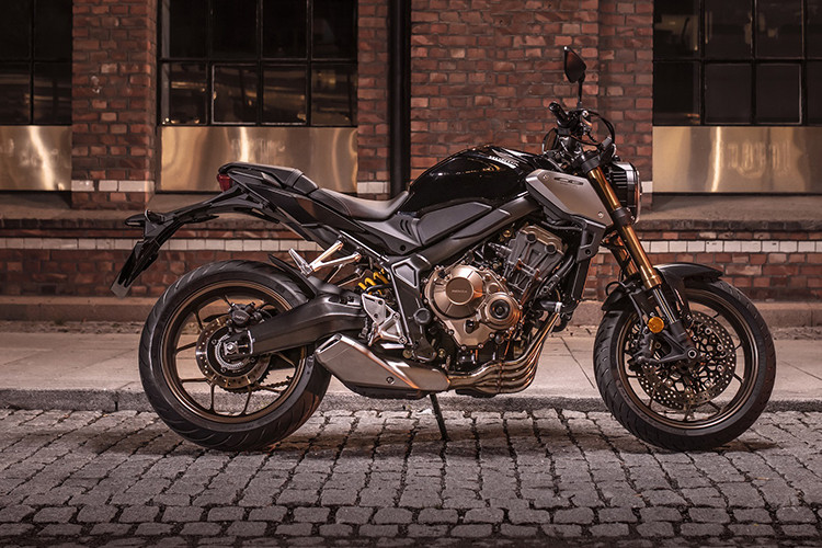 Về ngoại hình, chiếc naked-bike Honda CB650R 2019 này đã được phát triển thành xe thương mại từ phiên bản Honda Neo Sports Cafe Concept chỉ sau vài tháng ra mắt. Xe sở hữu diện mạo với phong cách thiết kế tân-cổ đặc trưng của Honda và là thành viên thứ 4 trong gia đình Neo Sports Cafe, sau những cái tên CB1000R, CB300R và CB125R.