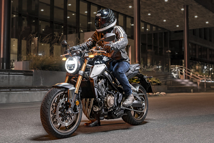 Honda cũng sẽ phân phối các phụ kiện chính hãng cho CB650R bao gồm các chi tiết trang trí bằng nhôm như chắn bùn trước, ốp bên thân, ốp yên xe, kính chắn gió để tạo điểm nhấn... Một số trang bị tùy chọn khác bao gồm túi ôm bình xăng, hệ thống sang số nhanh Quickshift, kính chắn gió cao hơn, cổng sạc điện 12V, sưởi ấm tay lái...