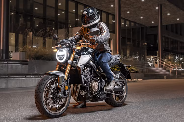 Honda cũng sẽ phân phối các phụ kiện chính hãng cho CB650R bao gồm các chi tiết trang trí bằng nhôm như chắn bùn trước, ốp bên thân, ốp yên xe, kính chắn gió để tạo điểm nhấn... Một số trang bị tùy chọn khác bao gồm túi ôm bình xăng, hệ thống sang số nhanh Quickshift, kính chắn gió cao hơn, cổng sạc điện 12V, sưởi ấm tay lái...