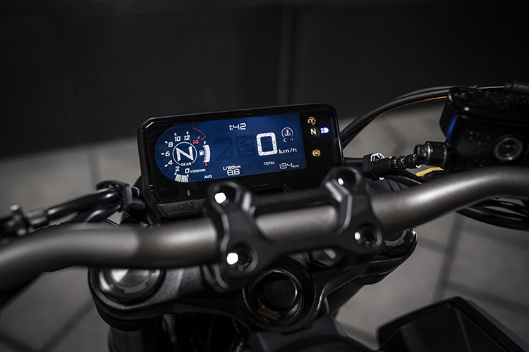 Bảng đồng hồ của xe dạng màn hình màu LCD sắc nét có thiết kế tương tự CB1000R, hiển thị thông tin như số đang gài, đèn báo chuyển số và các thông số cơ bản như tốc độ, vòng tua, nhiệt độ máy, hành trình...