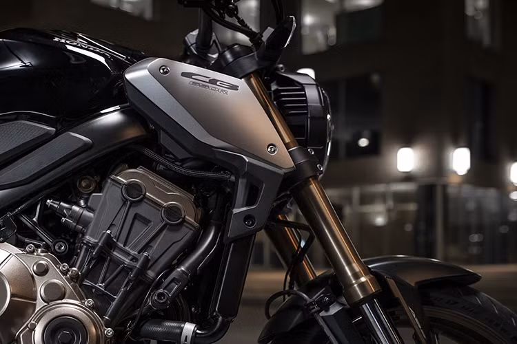 Tổng thể, CB650R có thiết kế khá giống với đàn anh CB1000R đang bán ra tại Việt Nam nhờ có cùng thiết kế Neo Sports Cafe và khối động cơ 4 xy-lanh đồ sộ. Tuy nhiên, khác biệt của CB650R đến từ việc ống xả đặt gọn gàng, phần đuôi to, ngắn và đèn trước nhô ra. Bình xăng kéo dài và cơ bắp là đặc trưng của phong cách thiết kế này.