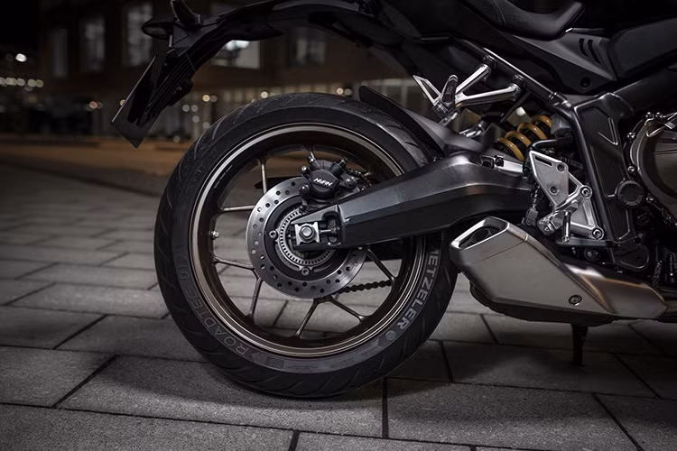 Khung xe dạng kim cương được gia công bằng phương pháp dập, giúp giảm 1,9 kg so với khung xe trên CB650F. Kết hợp với bình xăng mới, khung phụ nhẹ hơn, khối lượng xe dừng ở mức 202 kg (giảm 6kg so với CB650F). Giảm xóc sau dạng monoshock có 7 mức độ điều chỉnh tải trọng kết nối trực tiếp với bộ gắp nhôm đúc.