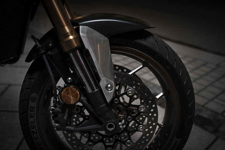 Giảm xóc trước của Showa SFF dạng upside down màu vàng nổi bật thay vì màu đen trên CB1000R, có khả năng điều chỉnh mức độ giảm chấn và tải trọng trước. Xe sử dụng đĩa phanh kép kích thước 310 mm kết hợp với các kẹp phanh Nissin 4 piston đối xứng dọc. Hệ thống ABS 2 kênh là trang bị tiêu chuẩn đi kèm với xe.