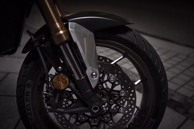 Giảm xóc trước của Showa SFF dạng upside down màu vàng nổi bật thay vì màu đen trên CB1000R, có khả năng điều chỉnh mức độ giảm chấn và tải trọng trước. Xe sử dụng đĩa phanh kép kích thước 310 mm kết hợp với các kẹp phanh Nissin 4 piston đối xứng dọc. Hệ thống ABS 2 kênh là trang bị tiêu chuẩn đi kèm với xe.