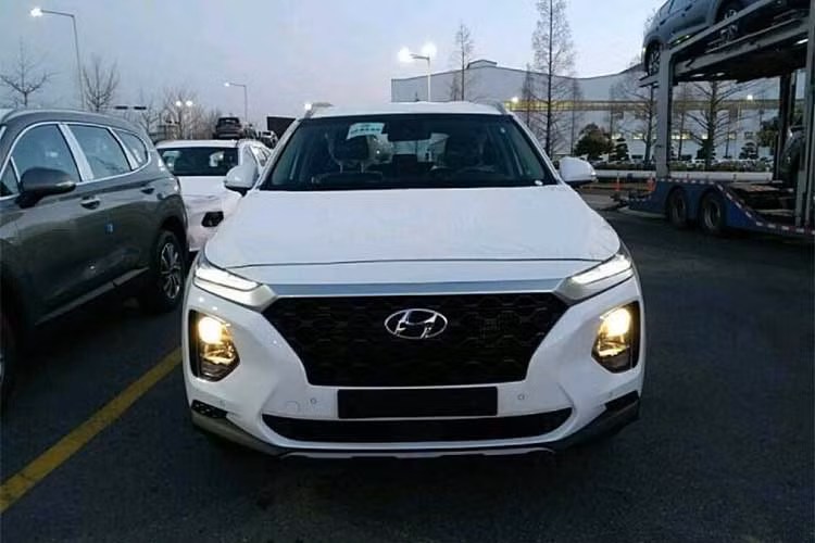 Thế hệ thứ tư của Santa Fe vẫn trang bị những tính năng an toàn hỗ trợ người lái như thế hệ hiện hành, nhưng thêm hệ thống cảnh báo người ngồi hàng ghế sau Safe Exit Assist (SEA) và Rear Occupant Alert (ROA )– tính năng phát hiện có hành khách phía sau và báo cho tài xế biết.