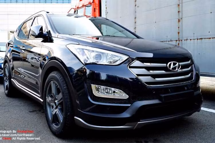 Mặc dù sự kiện ra mắt chính thức của thế hệ thứ tư của dòng SUV Hyundai SantaFe vẫn chưa được diễn ra hay thông báo tới giới truyền thông. Thế nhưng mới đây, hình ảnh thực tế của Hyundai SantaFe 2019 đã bất ngờ được xuất hiện và lăn bánh trên đường phố Hàn Quốc.