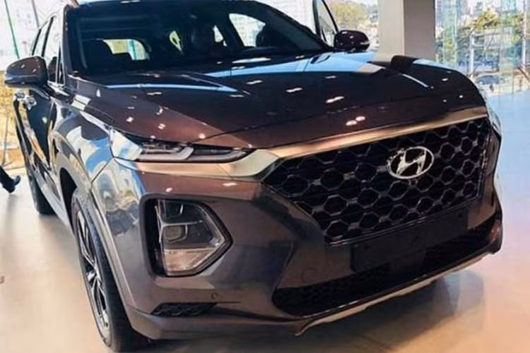 Về công nghệ, Santa Fe mới sẽ sử dụng hệ thống BlueLink 2.0, cung cấp các dịch vụ như khởi động từ xa, bảo mật và quản lý chức năng xe, định vị và dẫn đường theo thời gian thực thông qua kết nối smartphone. Ngoài ra còn có ứng dụng âm nhạc được phát triển với SoundHound...