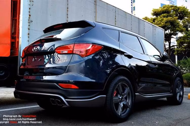 Bộ phận lưới tản nhiệt của xe cũng giống như những hình ảnh đã từng được nhà sản xuất xe Hyundai tiết lộ trong thời gian gần đây. Cụ thể Hyundai Santa Fe 2019 sẽ dùng kiểu thiết kế Cascade với các nan lưới tròn. Đầu xe nhờ đó cũng trở nên to bản và hầm hố hơn.