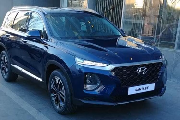 Theo đó, ngoại hình của xe khá sắc nét và đẹp mắt khi nhìn ở ngoài thực tế. Thiết kế Santa Fe mới tuy giống Kona và mẫu xe xanh Nexo nhưng trông thể thao và sang trọng hơn. Cụm đèn pha nay được thu hẹp với dải đèn ban ngày sắc sảo và đặt cao hơn trong khi đèn chính được chuyển xuống dưới.