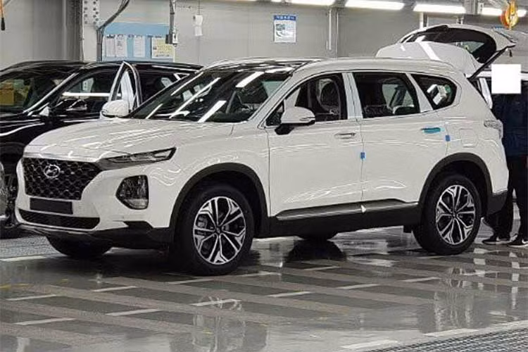 Tại Hàn Quốc, Hyundai Santa Fe hoàn toàn mới sẽ có 2 tùy chọn động cơ xăng và dầu. Trong đó, động cơ dầu CRDI 2.0 L sẽ có công suất 148 mã lực và 183 mã lực. Động cơ dầu CRDI 2.2 L sẽ có công suất 200 mã lực. Phiên bản động cơ xăng Theta II Turbo 2.0 L sẽ có công suất 264 mã lực.