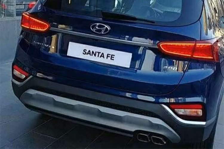 Hình ảnh thực tế trên cũng đã khẳng định về thân xe cơ bắp, nhiều dập nổi và góc cắt táo bạo. Viền nhựa đen ở thân dưới kết hợp cùng các chi tiết màu bạc tương phản kéo dài từ đầu đến đuôi, cũng tạo nên hiệu ứng bắt mắt hơn cho xe. Đường gân bên thân xe cũng nổi bật hơn, nằm cao hơn, kết nối rõ ràng từ đèn pha xuống đèn hậu.