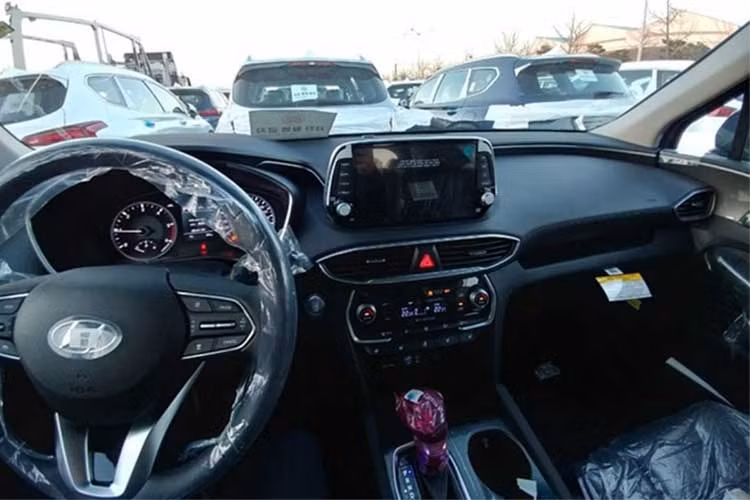 Hyundai SantaFe sẽ giữ hai tùy chọn 2 kiểu 5 chỗ ngồi và 7 chỗ ngồi. Tuy nhiên, phiên bản 7 chỗ ngồi sẽ được “nới rộng” thêm không gian nhằm tăng sự thoải mái cho hành khách. Hyundai hứa hẹn rằng khoảng để chân ở hàng ghế thứ 2 của họ thuộc dạng rộng nhất phân khúc và khoảng trống đầu ở hàng ghế thứ 3 cũng được nâng cấp.