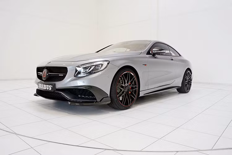 Bộ vành nguyên khối đen điểm xuyết màu đỏ của kẹp phanh.