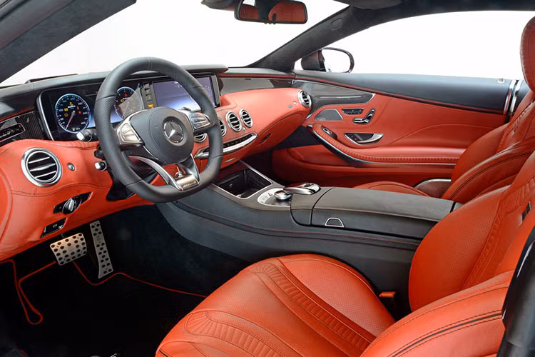 Nội thất được lên với tông màu đỏ, ghế da cũng được phối màu đỏ cực đẹp.