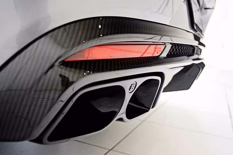 Cụm ống xả cũng được độ với phần vỏ bọc lên các bon.