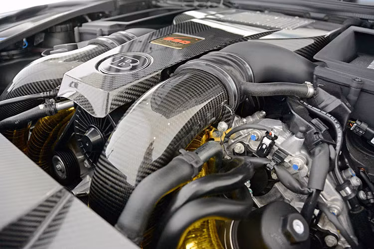 Brabus đã lấy khối động cơ AMG V8 5.5 lít ra và thay thế mọi thành phần có thể.