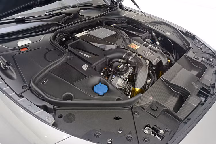 Họ đã nâng tổng dung tích động cơ lên gần 6.0 lít, bọc nó bằng sợi các-bon và vàng ròng. Kết quả là, Brabus 850 có sức mạnh mới lên tới 850 mã lực và 1.450 Nm. 1.450 Nm.