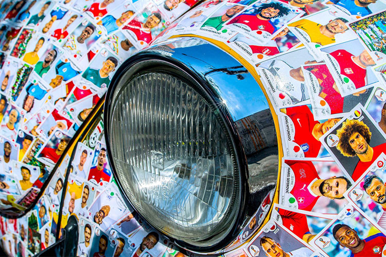 Thông tin trên tờ The Sun, những miếng dán hình cầu thủ này do Panini (một thương hiệu của Ý) sản xuất và rất được người hâm mộ yêu thích. 