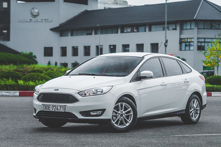 Ford Focus hiện đang bán rất chậm tại thị trường trong nước bởi không cạnh tranh được ở phân khúc xe hạng C. Trong tháng 7 vừa qua, Ford Focus chỉ dừng lại ở 31 xe, và tính chung từ đầu năm 2019 mới chỉ 1.183 chiếc được giao tại Việt Nam. Ở diễn biến mới, Ford Focus đã dừng lắp ráp tại nước ta và lượng xe còn lại tại đại lý sẽ được xả kho với mức giảm giá lên đến cả trăm triệu đồng.