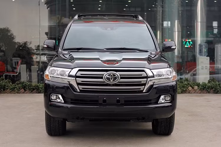 Toyota Land Cruiser phiên bản nâng cấp vừa được bổ sung tại Việt Nam hồi đầu tháng 4/2019 và tăng đến 333 triệu đồng so với trước đây. Chính điều này đã khiến xe có doanh số chỉ 28 xe được giao cho khách hàng. Lý do nữa bởi nguồn cung không được dồi dào, gặp một số vướng mắc trong quá trình nhập khẩu. Tính từ đầu năm, Toyota Land Cruiser bán được 96 chiếc và liên tục nằm trong Top 10 xe bán chậm nhất. 