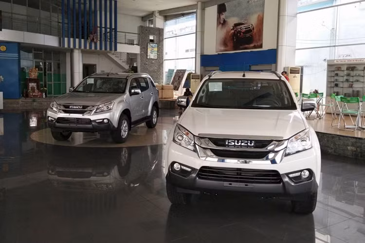 Isuzu MU-X thuộc phân khúc SUV 7 chỗ và phải cạnh tranh với đối thủ quá mạnh là Toyota Fortuner nên doanh số chưa bao giờ cao ở Việt Nam. Theo đó, trong tháng vừa qua chỉ 59 xe được giao tới khách hàng và đến thời điểm này doanh số của mẫu xe này cũng chỉ đạt 333 đến tay khách hàng Việt.