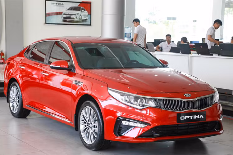 Mới được nâng cấp ở Việt Nam nhưng Kia Optima tỏ ra yếu thế rõ ràng trong phân khúc sedan hạng D so với các đối thủ. Theo đó, chiếc xe do Trường Hải lắp ráp và phân phối chỉ bán được 60 chiếc trong tháng 7 và 7 tháng đầu năm 2019 doanh số xe dừng lại ở mức 335 chiếc. Đây cũng là mẫu xe lắp ráp duy nhất trong top xe ế tháng 7/2019.