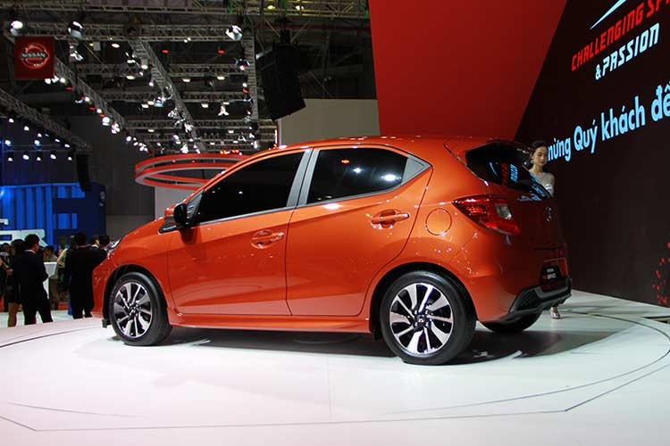 Theo đại diện Honda, hiện hãng chưa có kế hoạch phân phối xe Brio 2018 tại thị trường Việt Nam. Do đó, cũng giá bán của Honda Brio 2018 khi về Việt Nam vẫn còn là ẩn số. Trong khi đó, tại thị trường Indonesia, mẫu hatchback cho người mới mua ô tô này có giá dao động từ 132,5 - 180 triệu Rupiah, tương đương 213 - 289 triệu đồng.