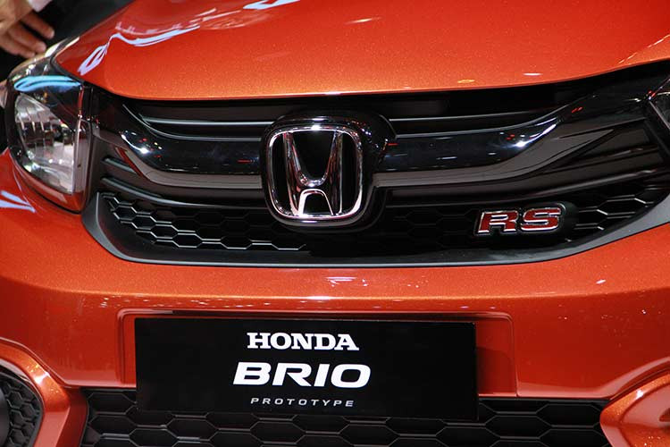 Chiếc xe giá rẻ Honda Brio 2018 được đưa về Việt Nam giới thiệu thuộc bản RS thể thao và sơn màu cam nổi bật. Được phát triển dựa trên cơ sở gầm bệ của mẫu sedan cỡ nhỏ Amaze thế hệ thứ hai đã ra mắt tại Ấn Độ vào đầu năm nay, Honda Brio 2018 sở hữu chiều dài 3.815 mm, rộng 1.680 mm, cao 1.485 mm và chiều dài cơ sở 2.405 mm.